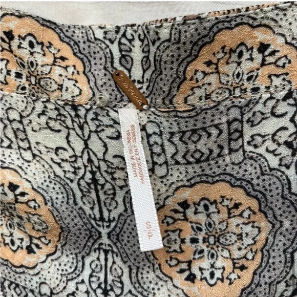 Patterned V-Neck Women's Top - Picture 12 of 16